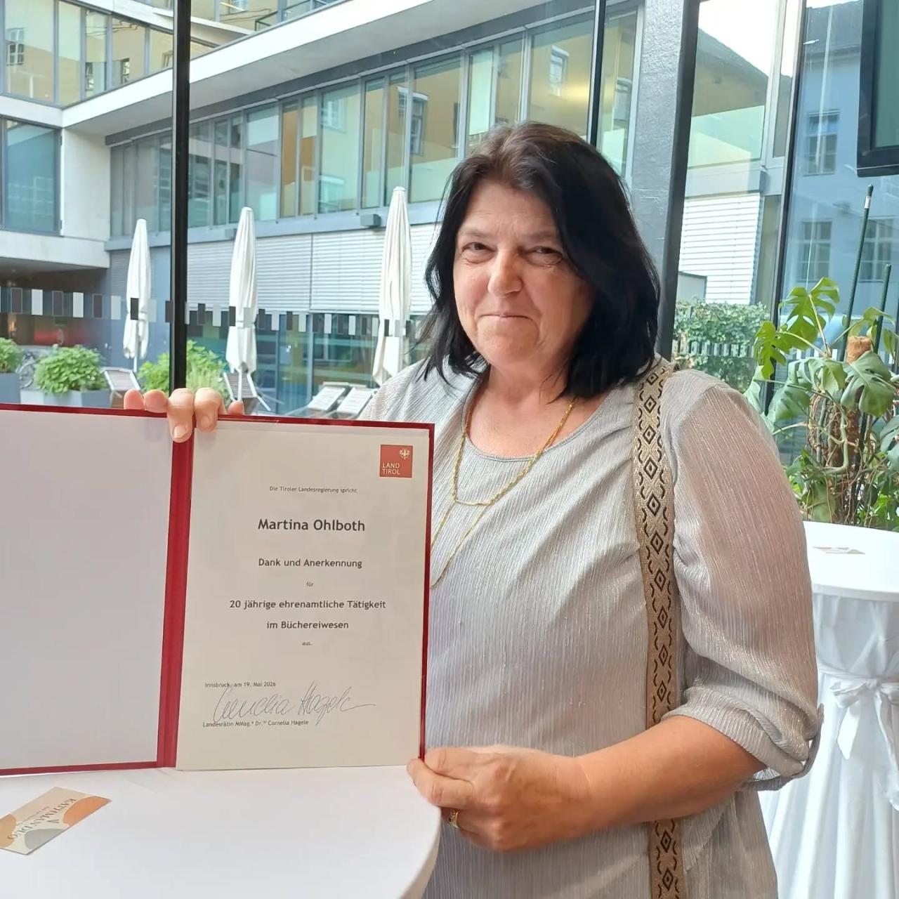 20 Jahre Ehrenamt - Auszeichnung für die Büchereileiterin Martina Ohlboth